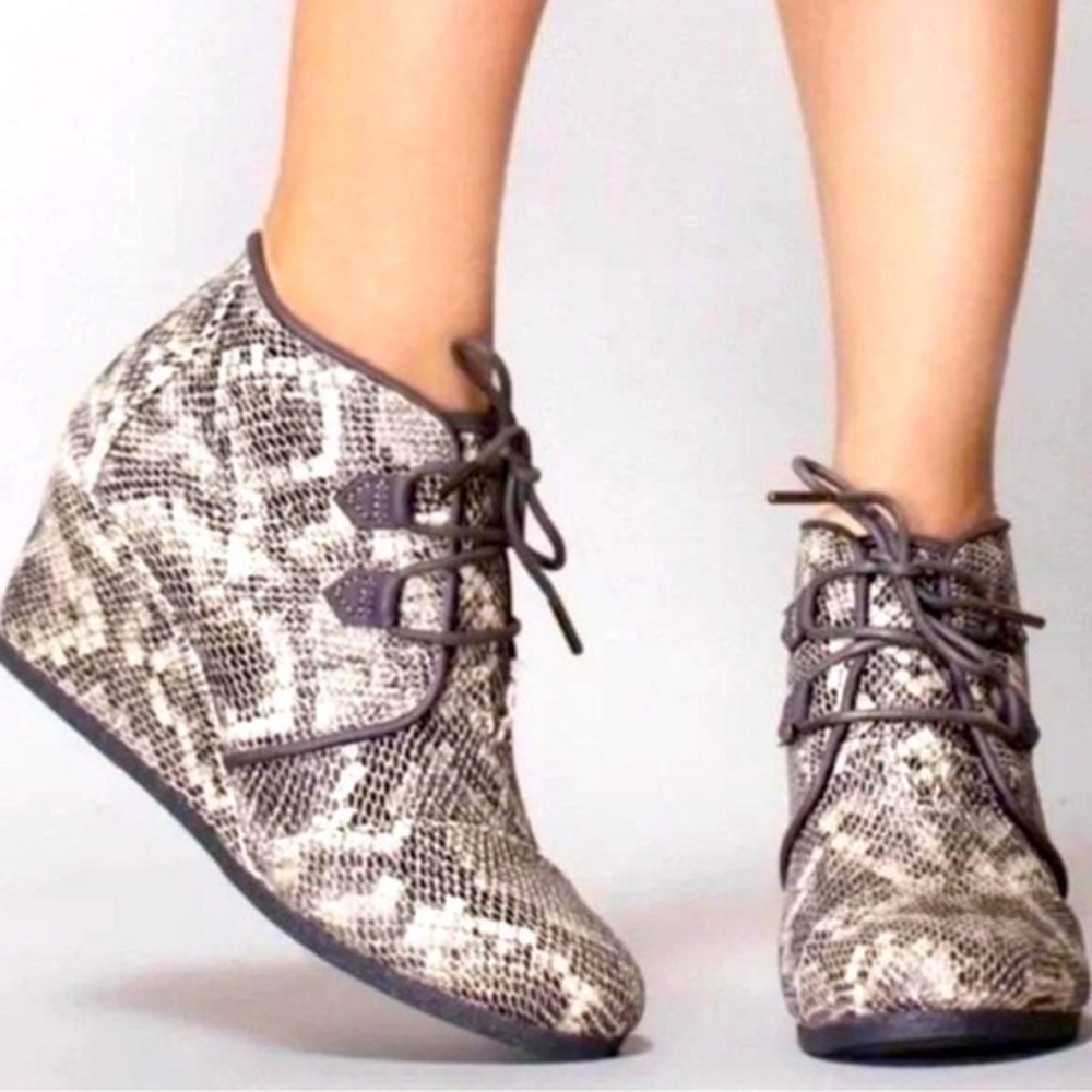 Tom’s Kala Gray & Black Faux Snakeskin Bootie Lace Up Wedges Animal Print 8.5